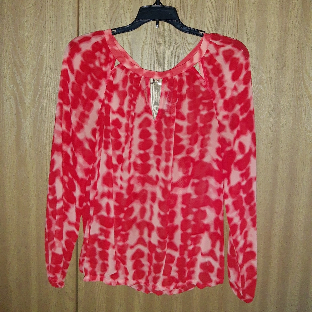 Small J Lo Brand unique top with key hole accents